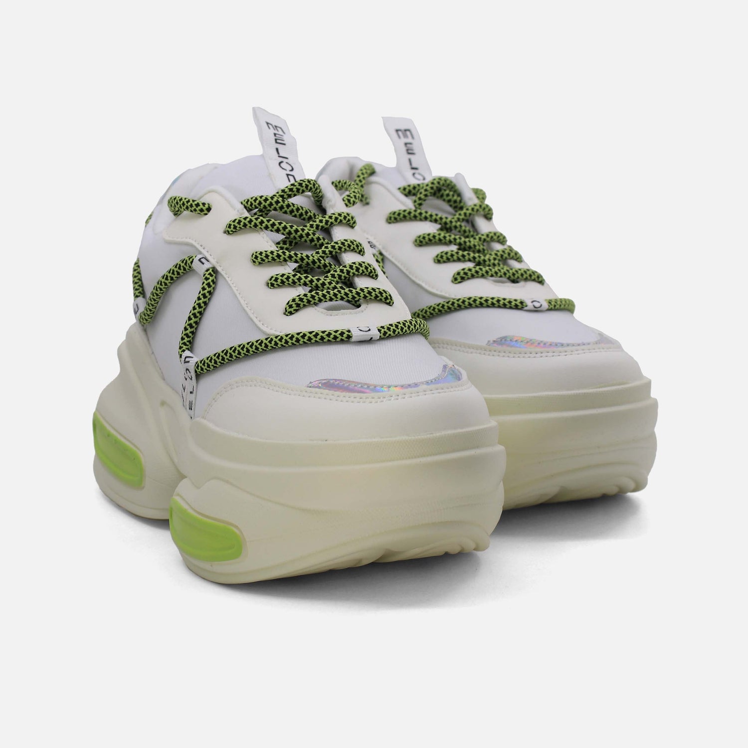 حذاء رياضي نسائي برباط