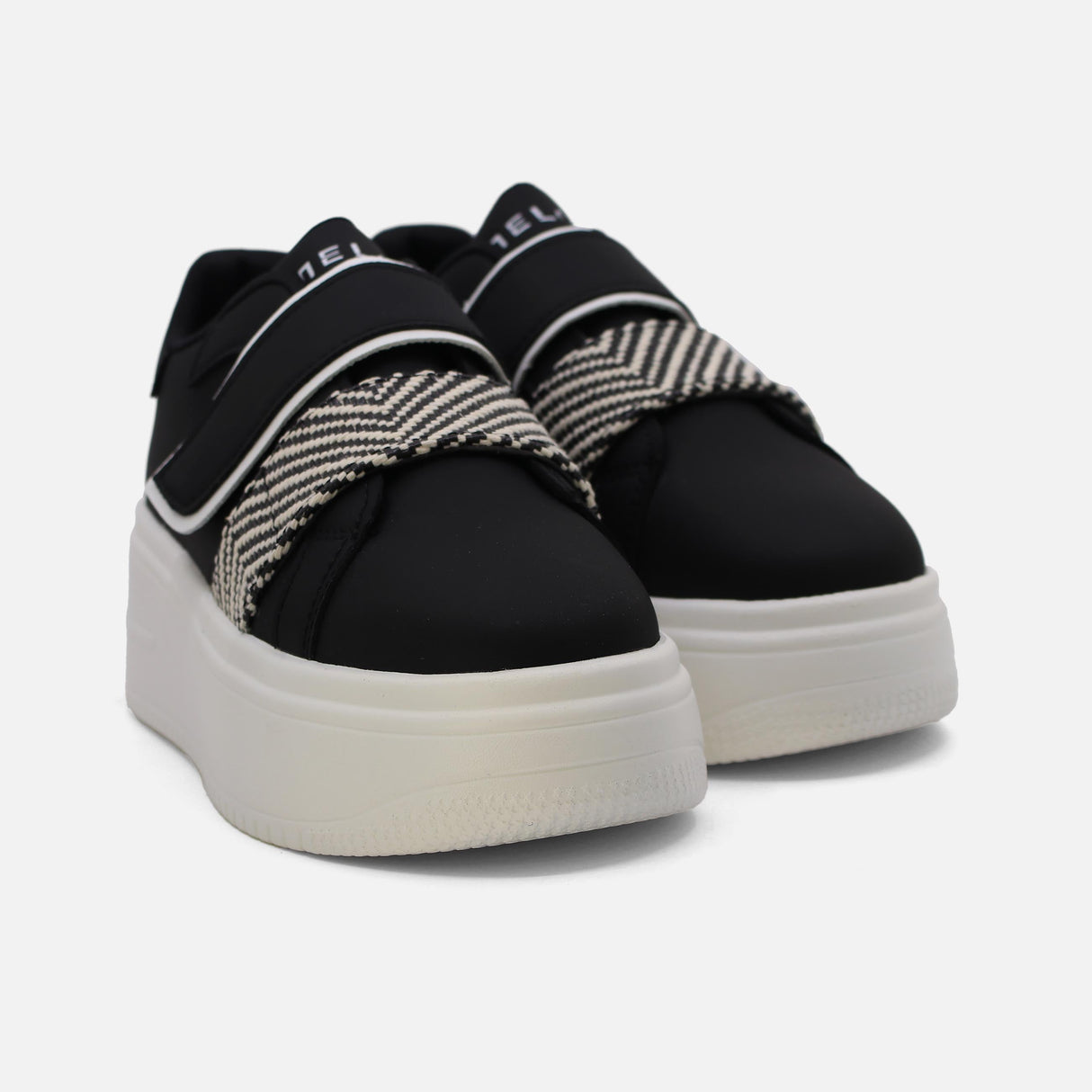 سنيكرز نسائي مزين بقفل حزام